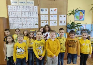 Na zdjęciu prezentują się ubrani na żółto uczniowie kl. 2 a.